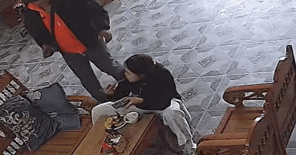 Shipper giao hàng buổi trưa thấy con gái chủ nhà ngồi ăn cơm nên đi thẳng vào, hành động của cả 2 gây tò mò