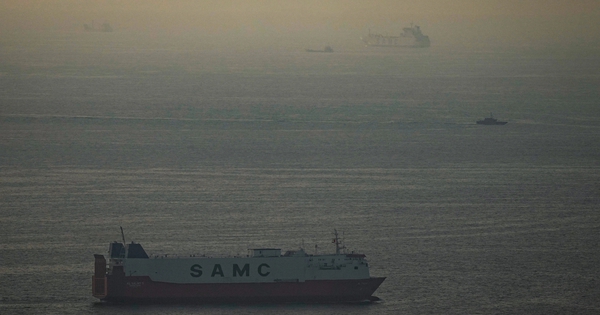 Hai siêu tàu chở dầu quay đầu tại eo biển Hormuz vào phút chót