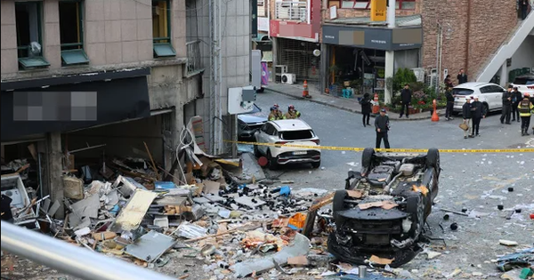 Trung tâm thương mại tại Hàn Quốc hoang tàn sau vụ nổ lúc nửa đêm: Mảnh kính găm đầy mặt đất, xe hơi lật nhào, nhiều người bị thương