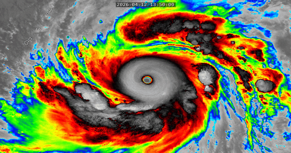 Siêu bão Sinlaku lớn nhất từ đầu năm đạt đỉnh điểm sức mạnh, gió giật hủy diệt tới 350km/h, nhiều hãng hàng không hủy chuyến bay