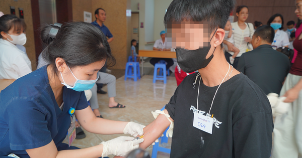 Nước mắt người bà nhặt ve chai và hành trình 16 năm tìm lại nụ cười cho cháu