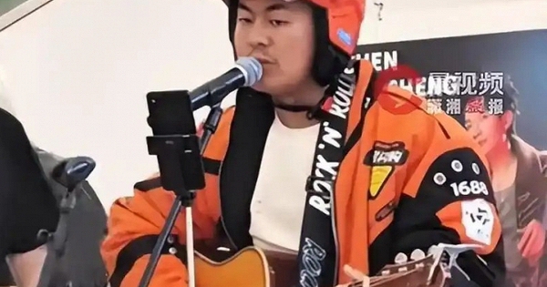 Chàng shipper giao đồ ăn bất ngờ được ca sĩ nổi tiếng mời đi diễn chung, ca sĩ hóa ra cũng từng làm shipper