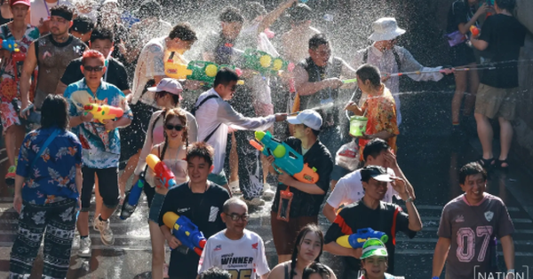 Chùm ảnh khiến chúng ta muốn bay sang Thái Lan ngay bây giờ: Láng giềng Việt Nam tưng bừng đón năm mới với “thủy chiến” trên phố