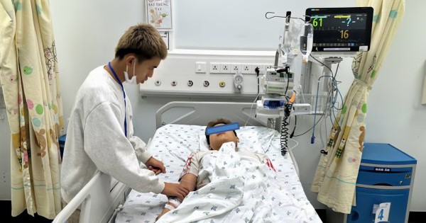Thiếu niên 15 tuổi đột ngột yếu tay chân, không đi lại được: PGĐ Bệnh viện Nhi Đồng Thành phố cảnh báo 1 căn bệnh hiếm gặp