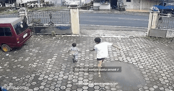 Đang chơi thì cậu bé 6 tuổi chạy vụt qua đường, chiếc xe tải lao tới và tiếng kêu xé lòng cuối video