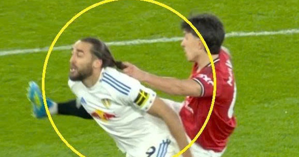 Cầu thủ MU chơi xấu giật tóc đối thủ, hoá tội đồ khiến 