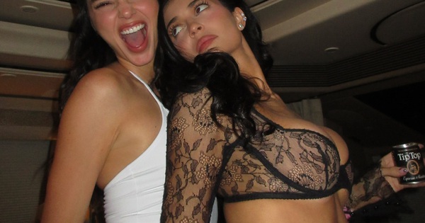 Dân tình nghi Kylie Jenner bị vỡ túi ngực khi bung xoã cực vui ở Coachella