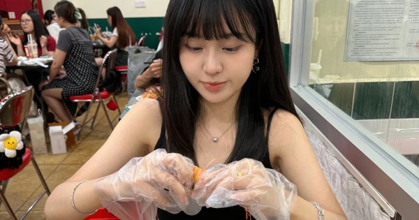 Đã đi ăn tiệc thì đừng bắt khách phải tự bóc tôm?