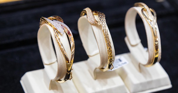 Giá vàng hôm nay 15/4: Tiếp tục tăng dựng đứng, vượt 4.800 USD/ounce