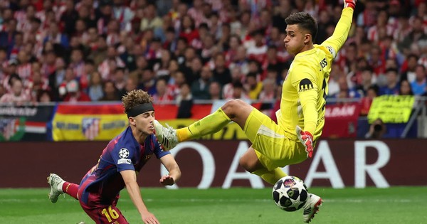 Sao trẻ Barcelona chảy nhiều máu sau cú đạp rợn người của thủ môn Atletico Madrid ở Champions League