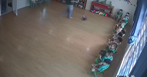 Hàng chục em bé ở nhà ngồi yên không quá 3 giây bỗng ngồi im như tượng khi lọt vào ống kính camera lớp mầm non