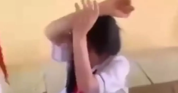 Nữ sinh lớp 8 bị bạn cùng lớp đánh, ép cởi áo để quay clip