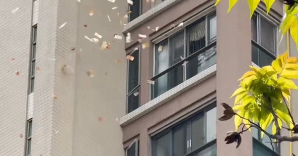 Người phụ nữ ném tiền mặt xuống đường, người dân tranh nhau nhặt