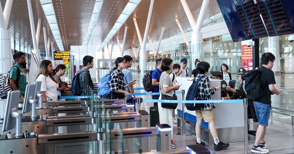 Khẩn trương nghiên cứu, giảm giá dịch vụ hàng không