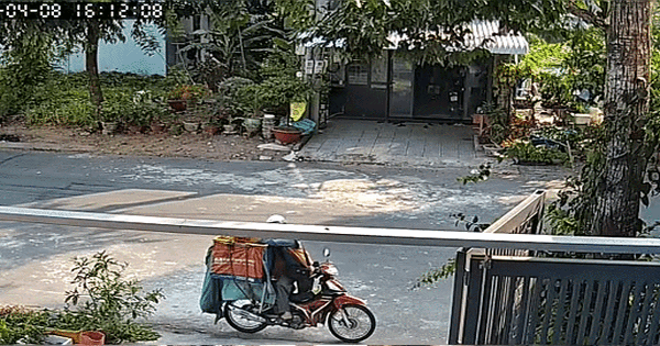 Sự cợt nhả của shipper khi biết khách đang đợi hàng về: Nếu không có camera ghi lại, không ai dám tin