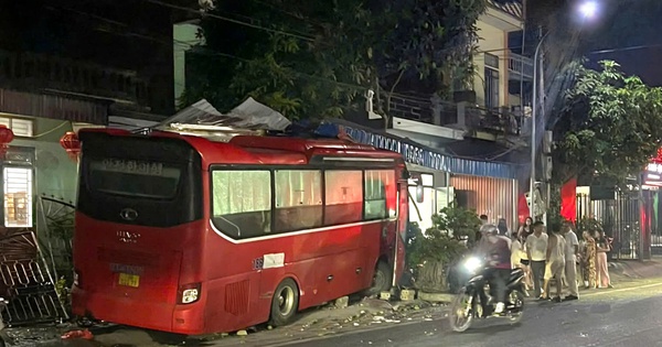 Xe khách lao vào nhà dân ở Ninh Bình