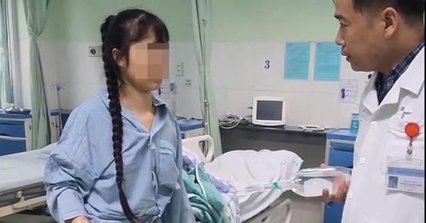 14 tuổi đã phải phẫu thuật cột sống vì thói quen ngồi vẽ