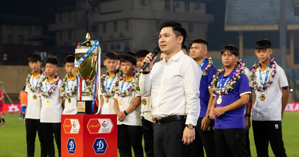 U15 Hà Nội lần đầu vô địch U15 quốc gia, được chủ tịch Hà Nội FC Đỗ Vinh Quang vinh danh trên sân Hàng Đẫy