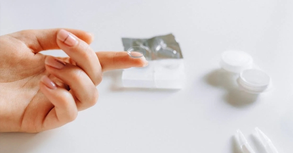 Kính áp tròng dính chặt vào giác mạc chàng trai 25 tuổi do lười tháo