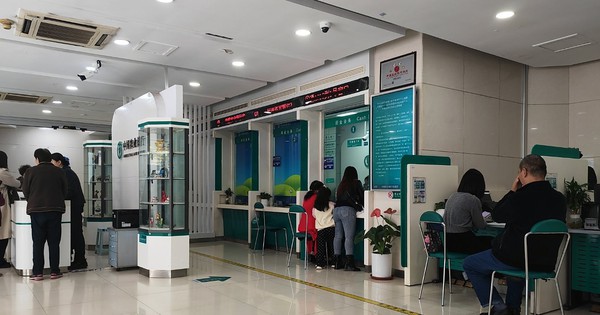 Ra ngân hàng xin rút 579 triệu đồng từ tài khoản của người cha quá cố, người đàn ông bị nhân viên từ chối: “Chúng tôi chỉ làm theo quy định”