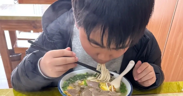 Bức ảnh đứa trẻ ăn bát mỳ ngon lành khiến cư dân mạng bùng nổ: Đừng hành hạ con cái kiểu ấy!