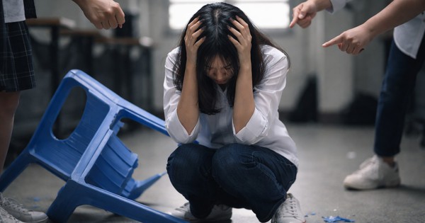 Nút áo bị giật, chiếc ghế nhựa vỡ cùng bản kiểm điểm 