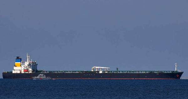 Tàu chở khoảng 1,5 triệu thùng dầu nghi của Nga bất ngờ được thả sau khi bị vây bắt, đi thẳng đến một nước châu Á