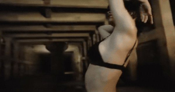 Khổ như mỹ nhân đẹp nhất thế giới: Bị cả nước ghét vì quá đẹp, 17 năm đi làm không ngày nào yên