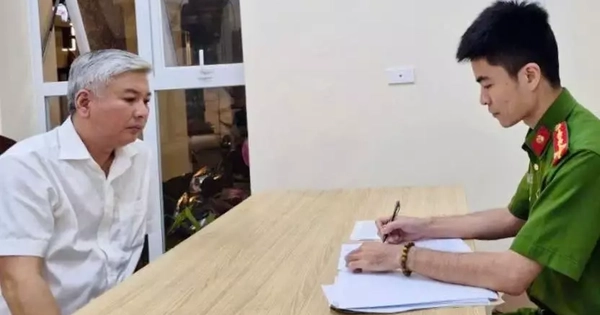 Hà Nội: Tài xế Mercedes đánh lái xe taxi sau va chạm giao thông bị tạm giữ hình sự