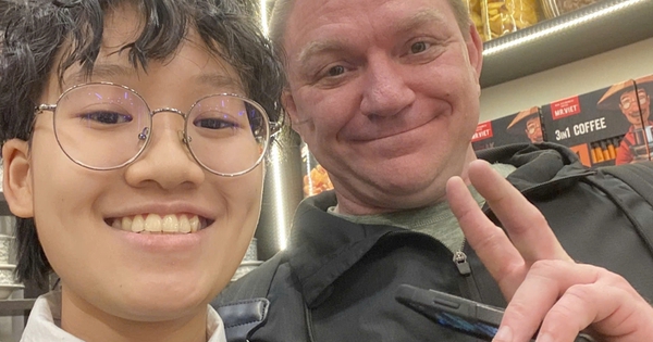 Nữ sinh ung thư máu gặp lại bác sĩ Mỹ giữa phố cổ Hà Nội, câu nói sau 5 năm khiến ai cũng lặng người