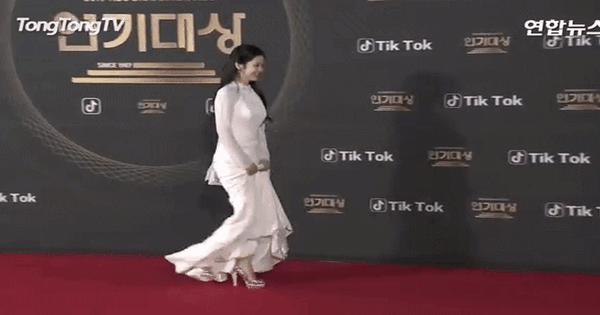 Showbiz có mỹ nhân là ngoại lệ của tuổi tác: Càng lớn tuổi càng trẻ đẹp, vì một câu nói mà bị cấm sóng