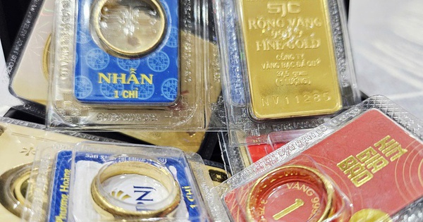 Giá vàng miếng SJC và vàng nhẫn rút nhanh cách biệt với giá thế giới