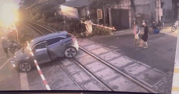 Clip ô tô bị tàu hoả tông biến dạng ở Hà Nội: Tình trạng tài xế và nguyên nhân tai nạn