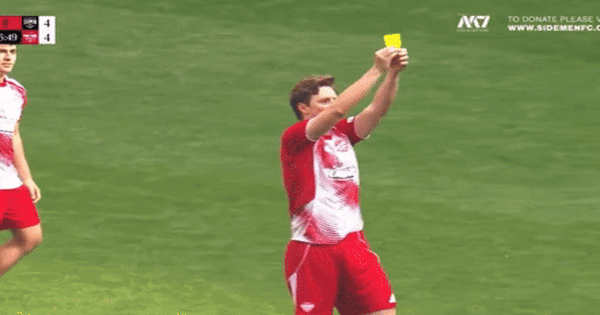 Cầu thủ phải nhận thẻ vàng, đốt luôn trước mặt trọng tài gây ngỡ ngàng