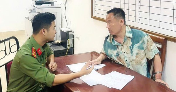 Người đàn ông nước ngoài ngồi trong xe ô tô nổ súng sau va chạm giao thông