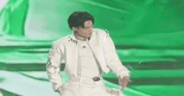 Negav rách quần trước hàng chục nghìn người