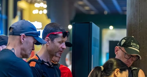 Khách quốc tế nườm nượp đến vịnh Hạ Long