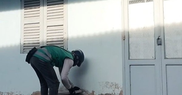 Shipper giao đơn nhưng vào nhà không thấy ai, chủ về lấy camera an ninh đăng lên mạng