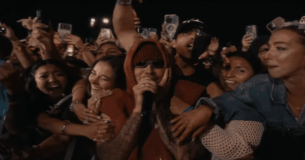 Ngay lúc này: Justin Bieber trở lại Coachella, hoà vào đám đông 125 nghìn người, đứng yên cho fan ôm chặt