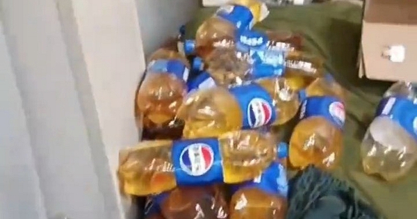 Khách trọ để lại hàng chục chai nước tiểu chất kín phòng, chủ nhà mất 2 tiếng mới dọn hết