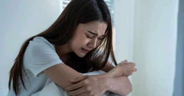 Con gái sợ hãi khi mẹ cả đời 