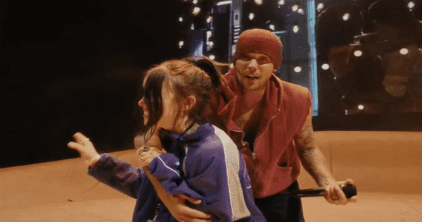 Cô gái may mắn nhất được Justin Bieber ôm chầm ở Coachella, cả thế giới 