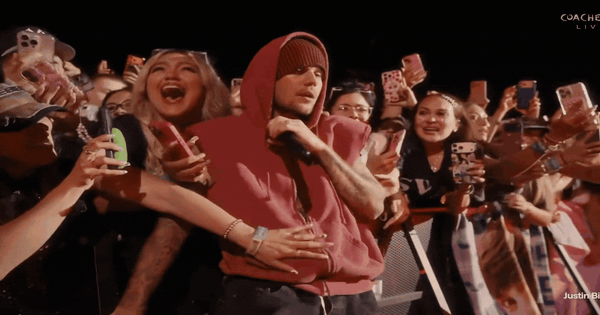 Justin Bieber bị “đụng chạm” nhạy cảm ngay trên sân khấu Coachella