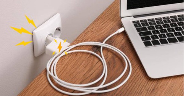 90% người dùng đang sạc laptop sai cách