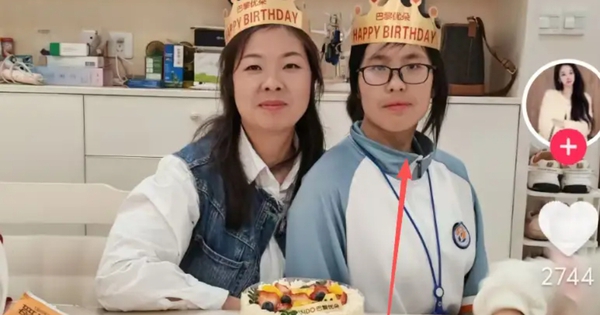 Chi tiết BẤT THƯỜNG trên mặt đứa trẻ khiến người mẹ bị cả MXH chỉ trích: Chẳng ai lại để con gái mình như vậy!