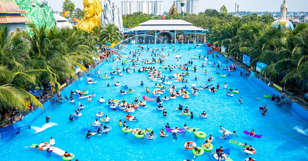 Suối Tiên hút khách dịp lễ với 1.000 vé miễn phí và 10.000 phần gạo lộc