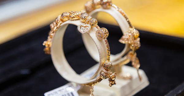 Giá vàng hôm nay 2/4: Tiếp tục tăng mạnh, vượt 4.700 USD/ounce