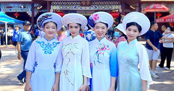 Khách Việt tới Trung Quốc sững người vì cảnh quá quen: Phụ nữ mặc áo dài, đàn bầu vang lên giữa làng