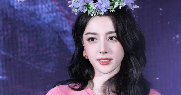 Mỹ nam bị coi là miếng kẹo cao su dính dưới đế giày của Địch Lệ Nhiệt Ba