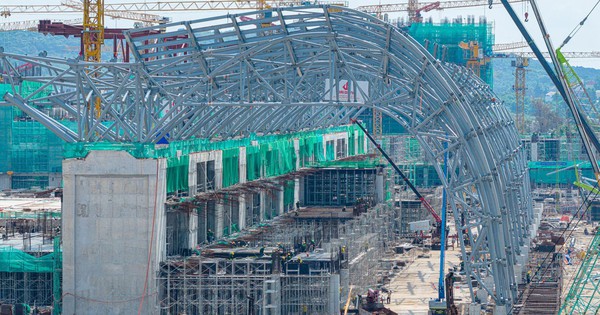 Mái thép của Trung tâm Hội nghị APEC nặng tương đương 100 máy bay Boeing